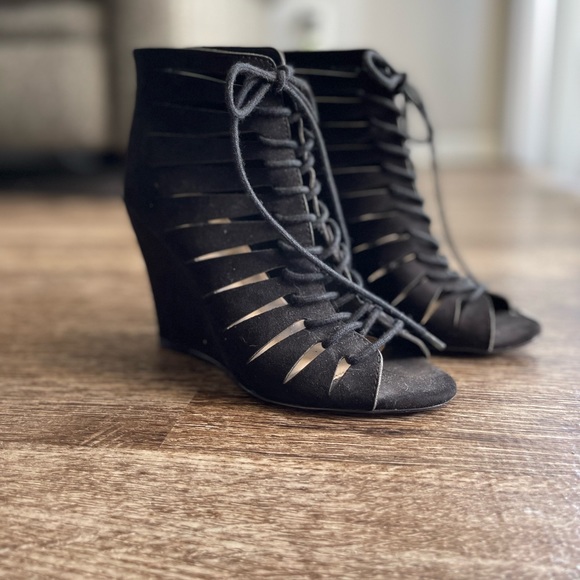 Forever 21 Wedges in Black, Size 6 - Picture 1 of 5